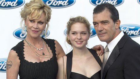 Вижте първите официални снимки от сватбата на дъщерята на Антонио Бандерас и Мелани Грифит