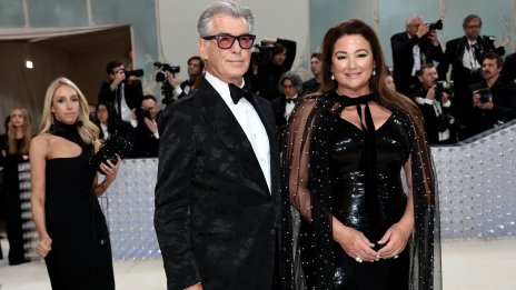 Пиърс Броснан на 71 – получи специални поздравления от съпругата си