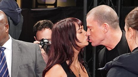 Показност – Чанинг Тейтъм целуна младата си приятелка Инка Уилямс на червения килим