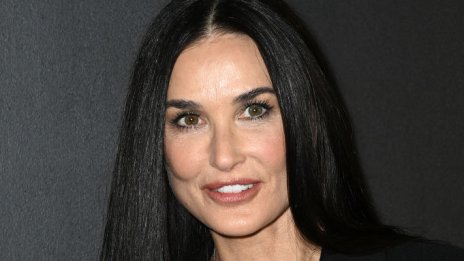 Деми Мур вкара кучето си в Лувъра, въпреки строгите забрани