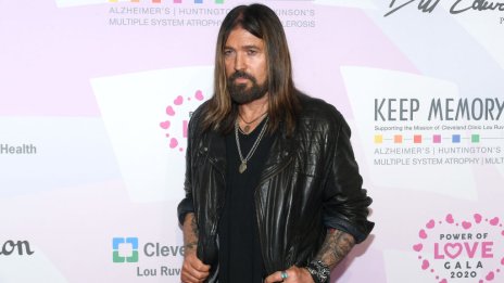 Били Рей Сайръс разкри, че Лиз Хърли е направила първата крачка в романса им