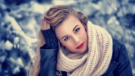 Меки като плюшено мече – Как да носим дебелите шалове, които ще ни топлят тази зима