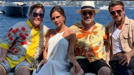 Рядкост: Бекъм нежно целува Виктория на яхтата на сър Елтън Джон