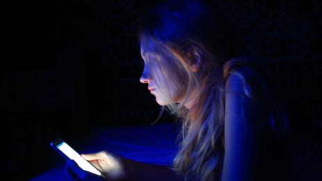 Светлината от мобилния вреди на кожата