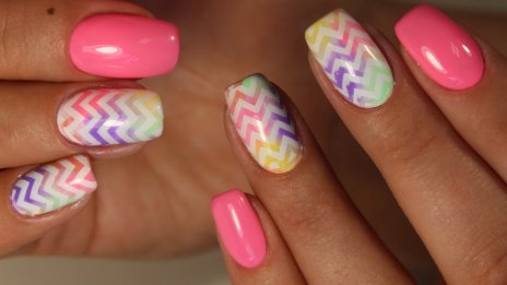 Шарен маникюр - пробвайте стила Y2K