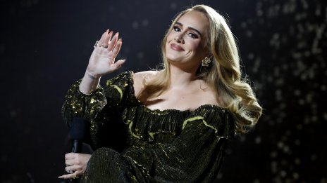 Адел крои планове за своя марка бельо 