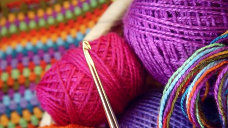 Лятна мода: Карди Би с цветно плетиво 