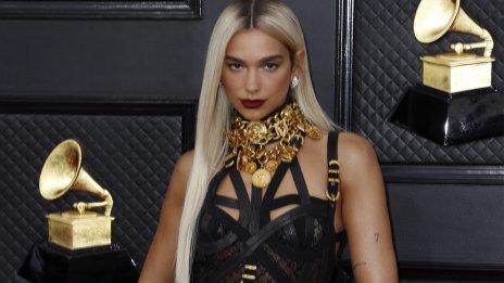 Пролетен маникюр - Дуа Липа със златен цвят