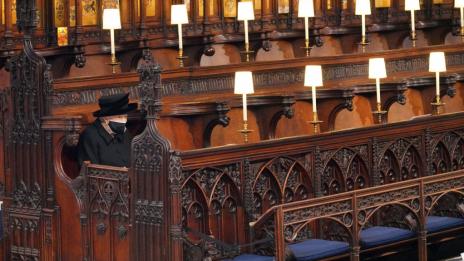 Защо кралицата седеше сама на погребението на принц Филип?