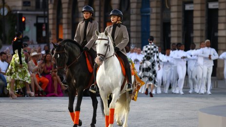 Кендъл Дженър и Джиджи Хадид пристигнаха с коне на дефилето на Vogue в Париж