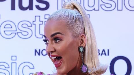 Фотосесия в тоалетната – Кейти Пери го може най-добре!