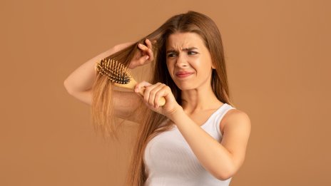 Суха коса през есента и зимата – как да решите проблема