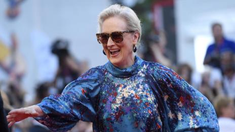 Мерил Стрийп с огненочервена визия