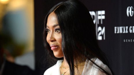 Наоми Кембъл показа впечатляващи йога умения