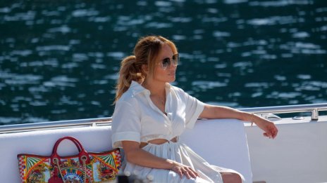 Лято 2021: Дженифър Лопес носи Слънцето със себе си