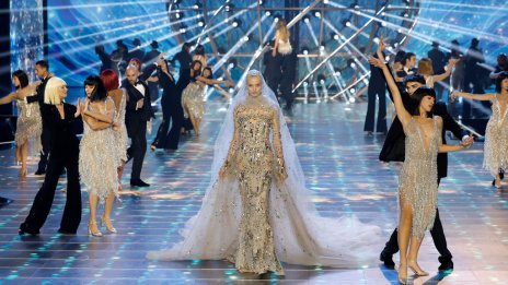 Селин Дион и Дженифър Лопес се качиха на една сцена за ослепително модно шоу