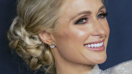 Парис с нова книга – ще продава на гърба на Джесика Симпсън