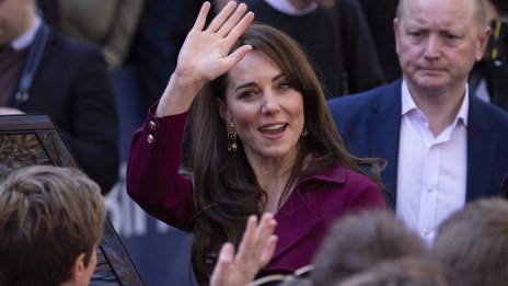 Плисирана рокля – Кейт Мидълтън с модел в бордо