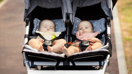 Видове бебешки колички за близнаци