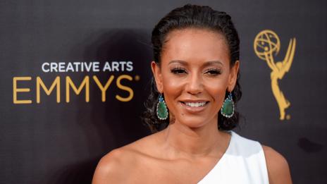 Мел Би: Карам гаджетата си да минават медицински прегледи