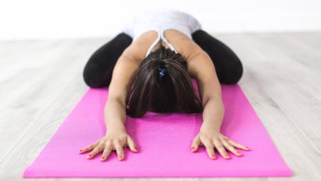 Фолкпевицата Мария тренира йога у дома 