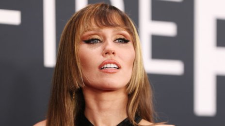 Микробретонът на Майли Сайръс е визията на лятото