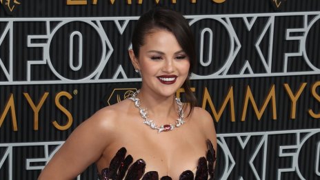 Помолили гаджето на Селена Гомес да напусне червения килим на „Еми“