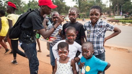 Даяна Ханджиева показва живота в сиропиталищата на Уганда 