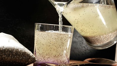 Напитка за вътрешен душ – какво представлява и как помага