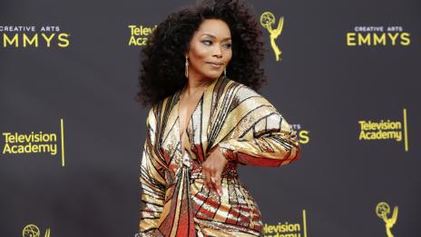 „Черната пантера“ Анджела Басет вае фигура с бизонско месо