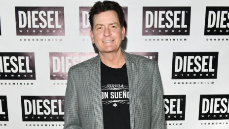 Чудо е, че съм жив: Чарли Шийн навършва 60 и е по-искрен от всякога