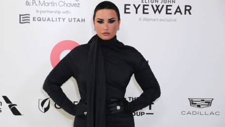 След връщането към старите си местоимения, Деми Ловато излиза с мъж