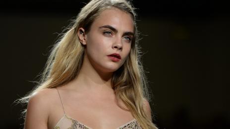 Кара Делевин в отворена връзка с певицата Холзи 