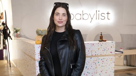 След връзката си с Кара Делевин, Ашли Бенсън е бременна с първото си дете