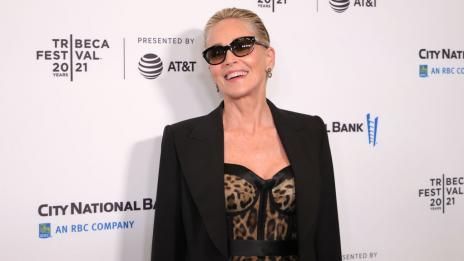 Шарън Стоун ни пожелава „Весело лято“ със слънчев бански