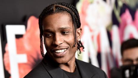 Рапърът A$AP налага мъжкия цветен маникюр