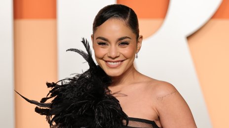 Ванеса Хъджинс сияе с бременно коремче в елегантна рокля с пайети