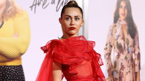 Кралицата на бикините – Майли Сайръс с горещи кадри по бельо