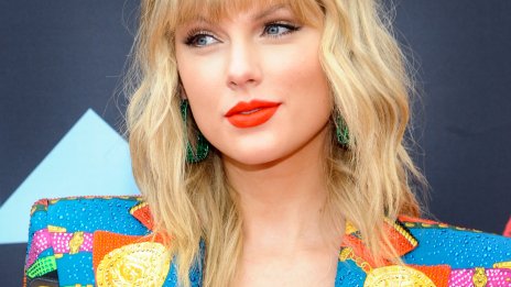 Есенен маникюр – Тейлър Суифт с идея в червено  