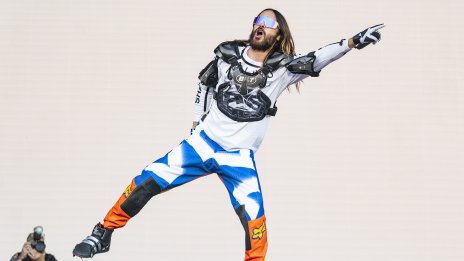 Опасно или впечатляващо – Джаред Лето скочи с бънджи на сцената