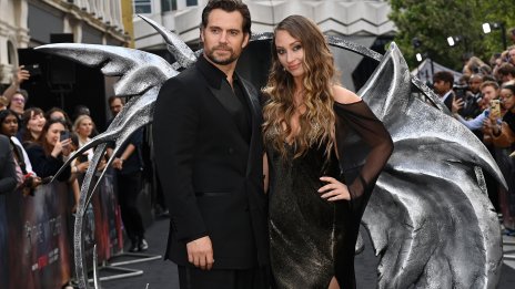 Кое е това „обикновено“ момиче, което плени сърцето на Супермен Хенри Кавил