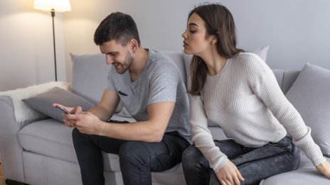 Зодиите, които шпионират половинката си