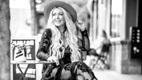 Мода 2022: Какво да носим под прозрачни дрехи