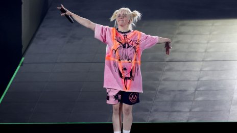 Били Айлиш пуска свой аромат