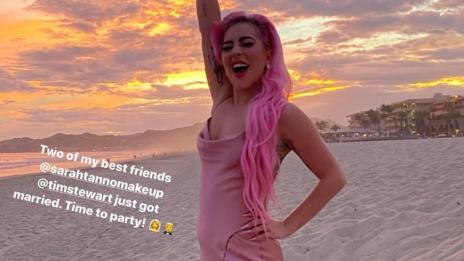 Лейди Гага – шаферка в розово 