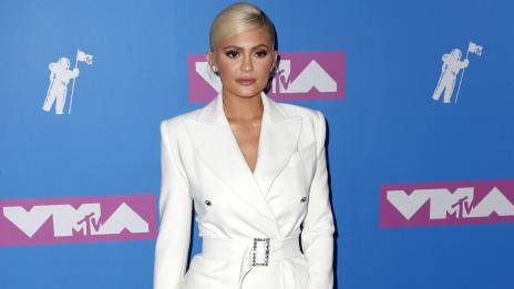 Визия на деня: Кайли Дженър с рокля и маникюр в портокалов цвят