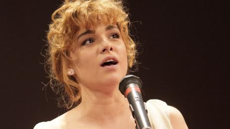 Щастливи заедно – Явор Бахаров и Рая с торта у дома 