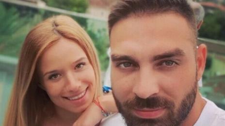 Тото и Кристин с погача за бебето