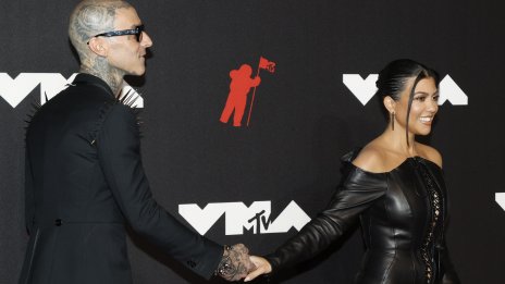 Вижте снимки от романтичния годеж на Кортни Кардашян и Травис Баркър