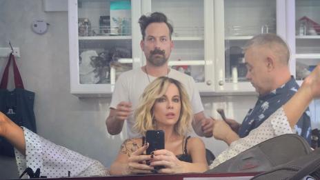 Кейт Бекинсейл пя в столичен бар